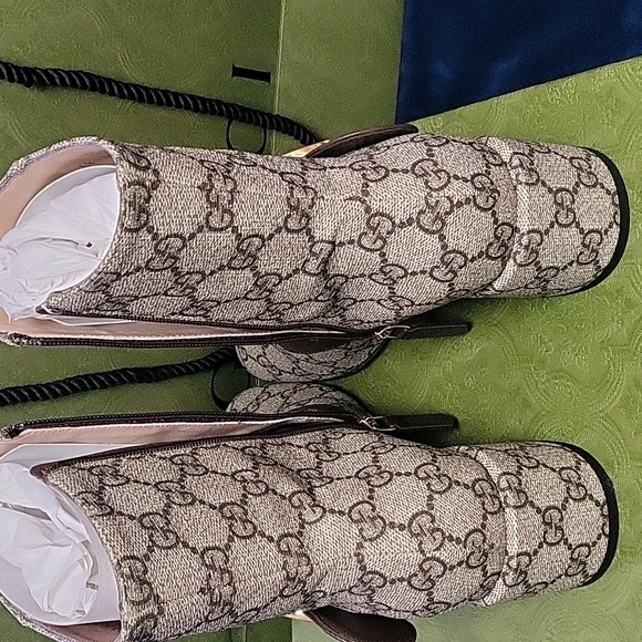 GUCCI beige and ebony GG Supreme boots size 8.5, with box and dust bags. - Picture 3 of 9